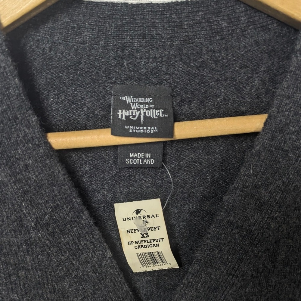 Harry Potter Universal Studios Hufflepuff Wool Cardigan Grey XS NWT - Picture 2 of 6
